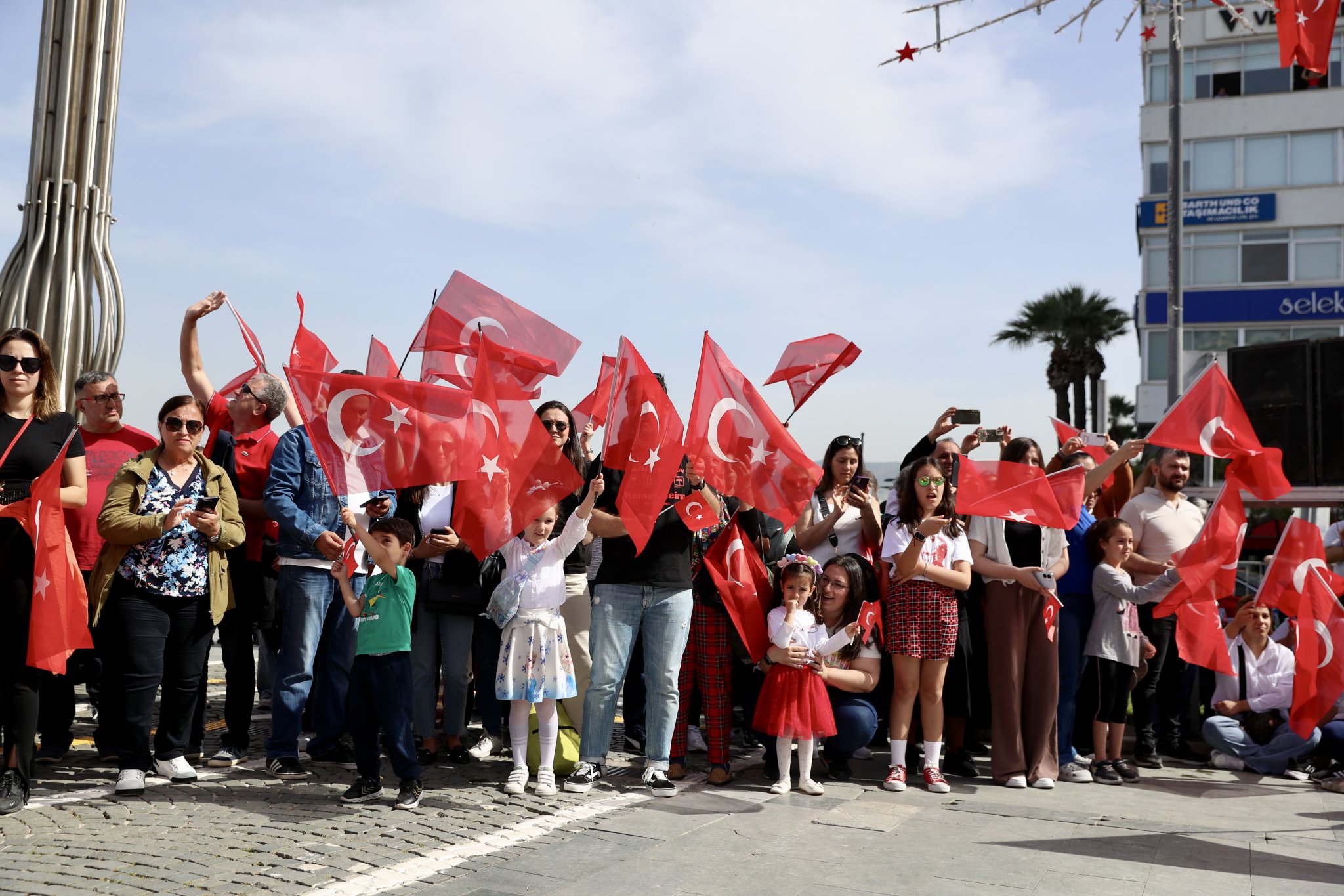 İzmir 23 Nisan'a hazır: Validen Cumhuriyet Meydanı’na çağrı!