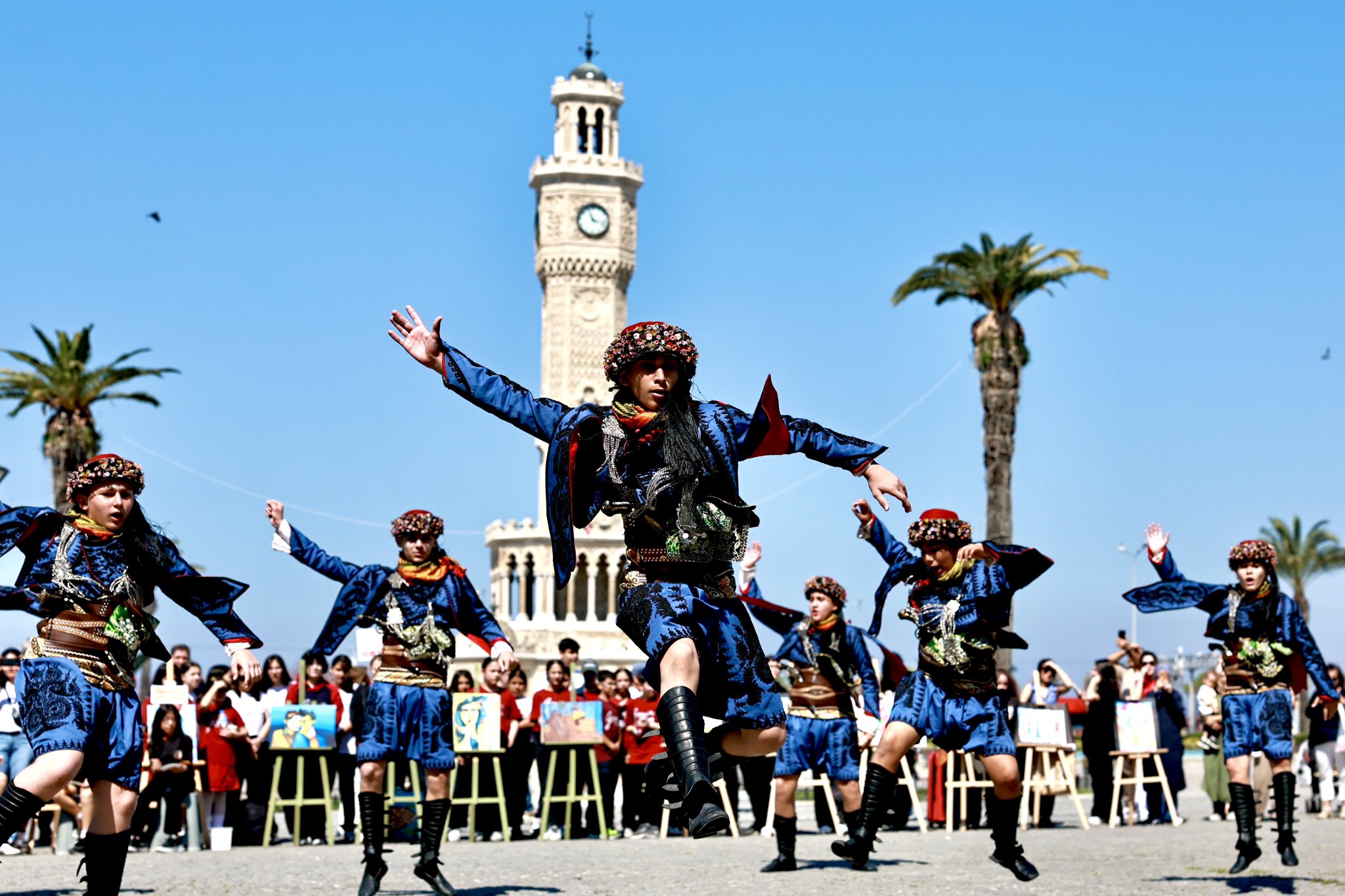 İzmir 23 Nisan'a hazır: Validen Cumhuriyet Meydanı’na çağrı!