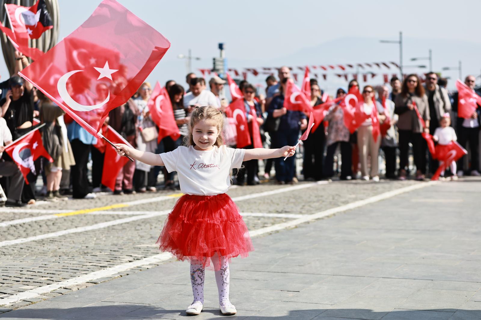 İzmir 23 Nisan'a hazır: Validen Cumhuriyet Meydanı’na çağrı!