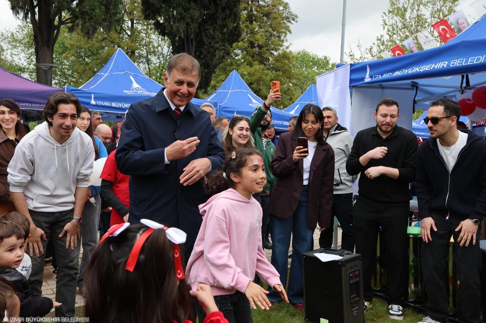 En güzel 23 Nisan İzmir’de kutlandı: Tugay çocukların sevincine ortak oldu!