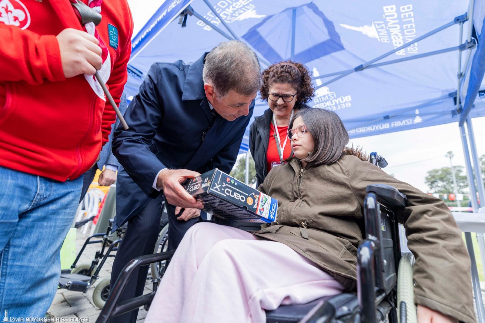 En güzel 23 Nisan İzmir’de kutlandı: Tugay çocukların sevincine ortak oldu!