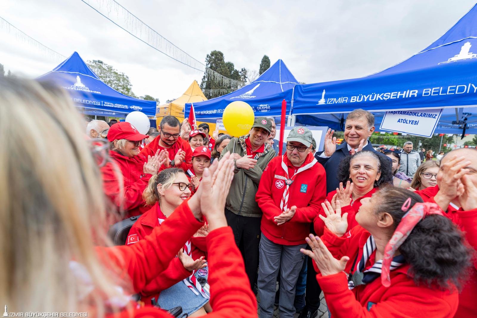 En güzel 23 Nisan İzmir’de kutlandı: Tugay çocukların sevincine ortak oldu!