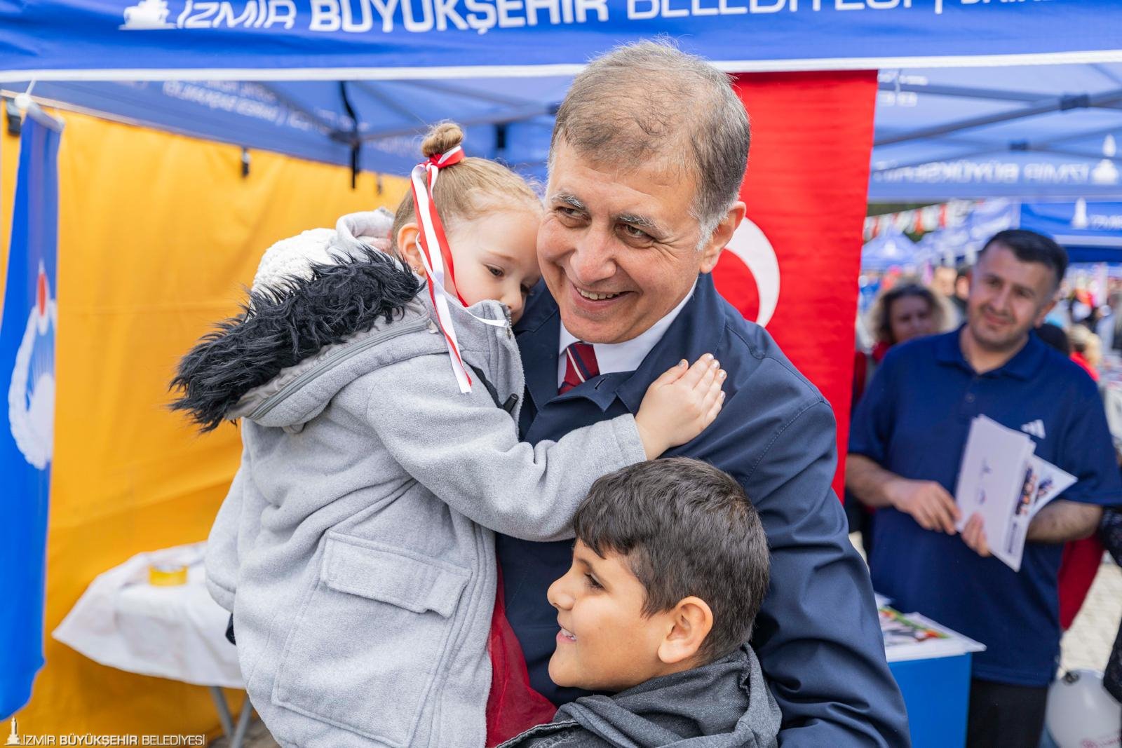 En güzel 23 Nisan İzmir’de kutlandı: Tugay çocukların sevincine ortak oldu!