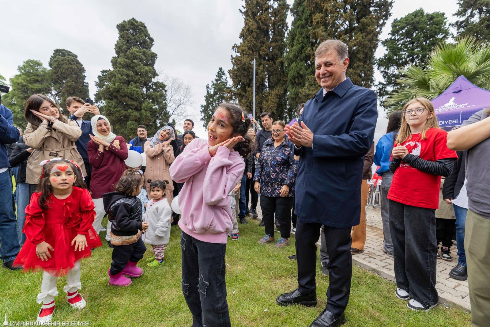 En güzel 23 Nisan İzmir’de kutlandı: Tugay çocukların sevincine ortak oldu!