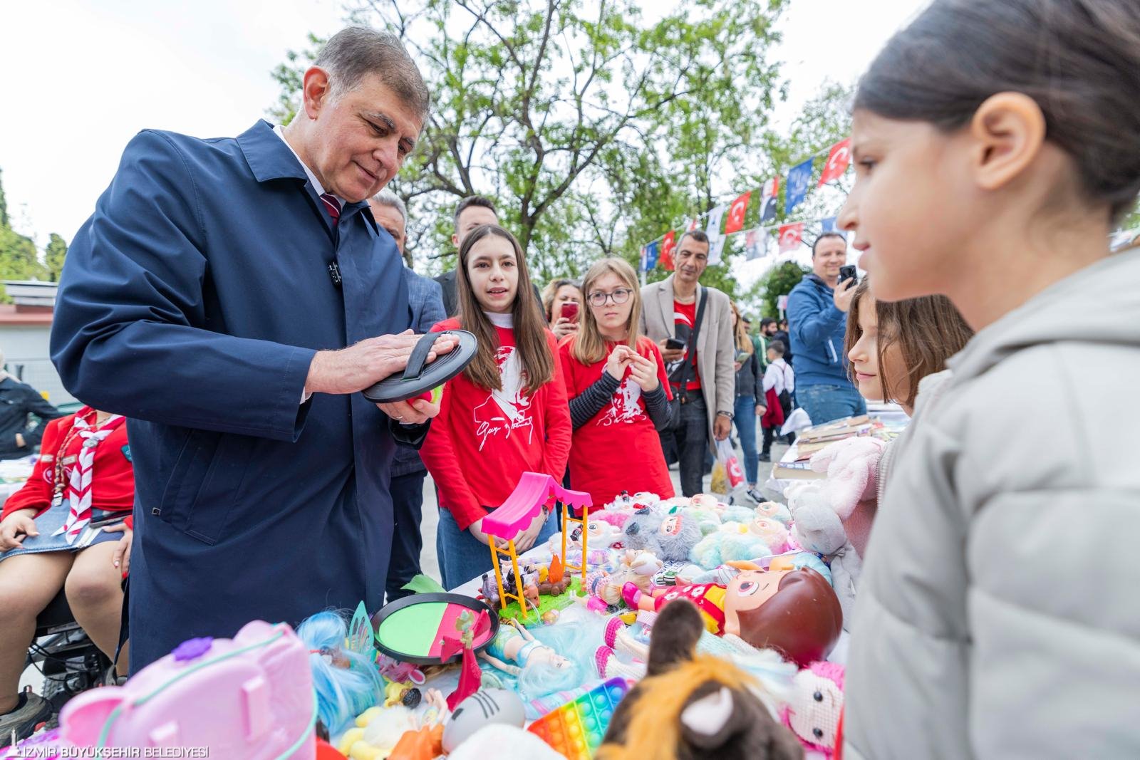 En güzel 23 Nisan İzmir’de kutlandı: Tugay çocukların sevincine ortak oldu!