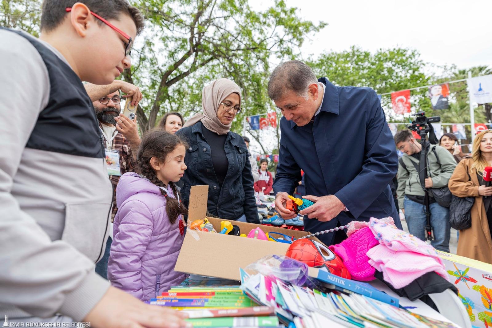 En güzel 23 Nisan İzmir’de kutlandı: Tugay çocukların sevincine ortak oldu!