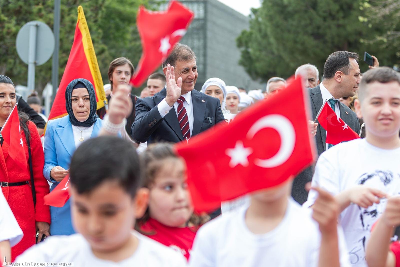 Tugay ve Eşki çocukların 'uçurtma sevincine' ortak oldu: Buruk kutlamada 'siyah balon' uçuruldu