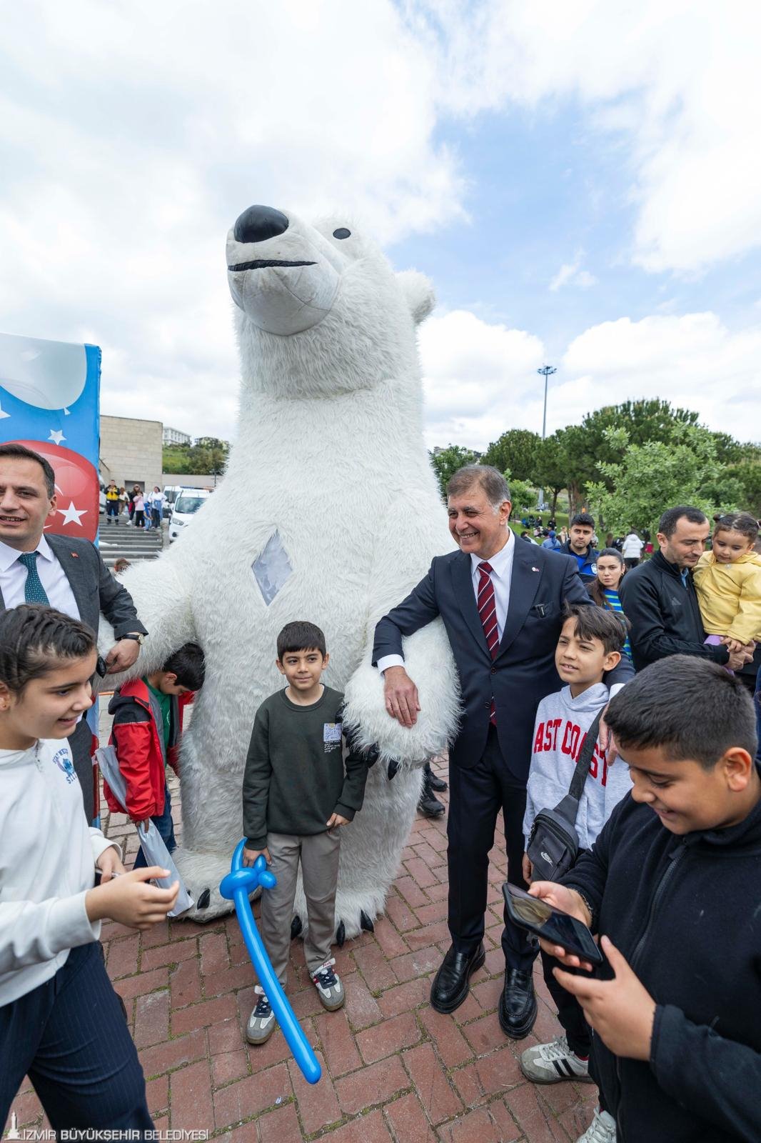 Tugay ve Eşki çocukların 'uçurtma sevincine' ortak oldu: Buruk kutlamada 'siyah balon' uçuruldu