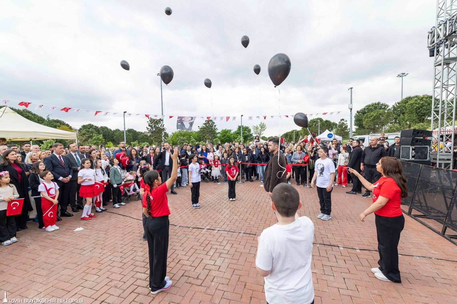 Tugay ve Eşki çocukların 'uçurtma sevincine' ortak oldu: Buruk kutlamada 'siyah balon' uçuruldu