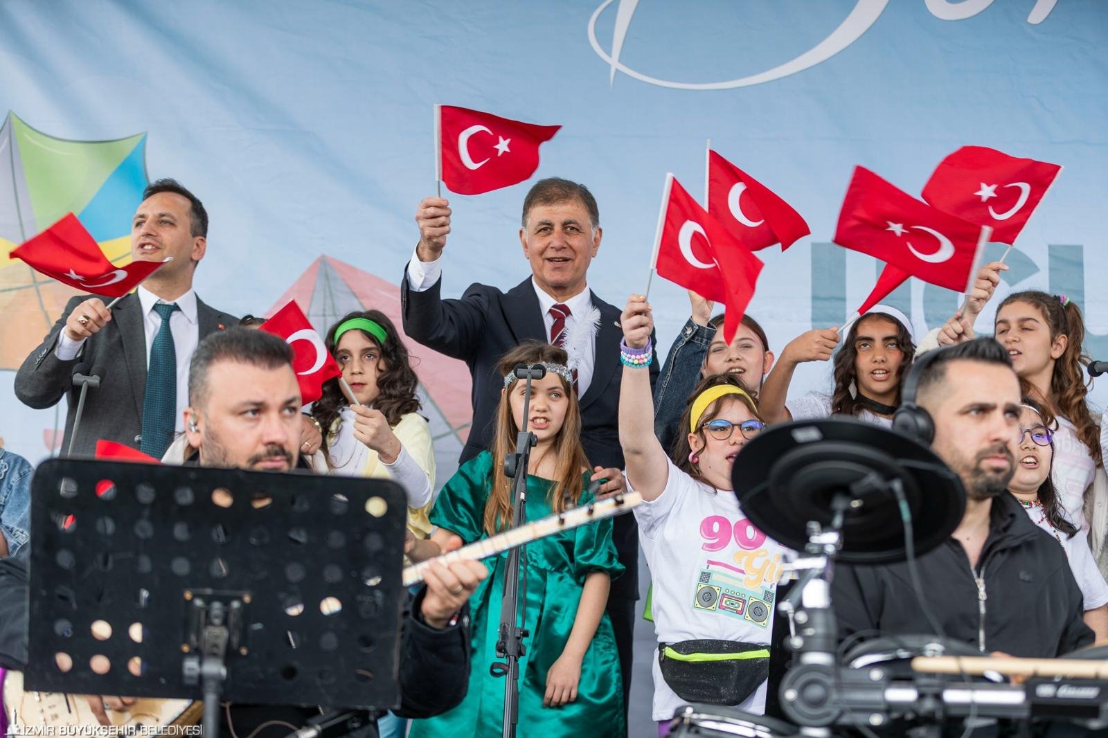 Tugay ve Eşki çocukların 'uçurtma sevincine' ortak oldu: Buruk kutlamada 'siyah balon' uçuruldu