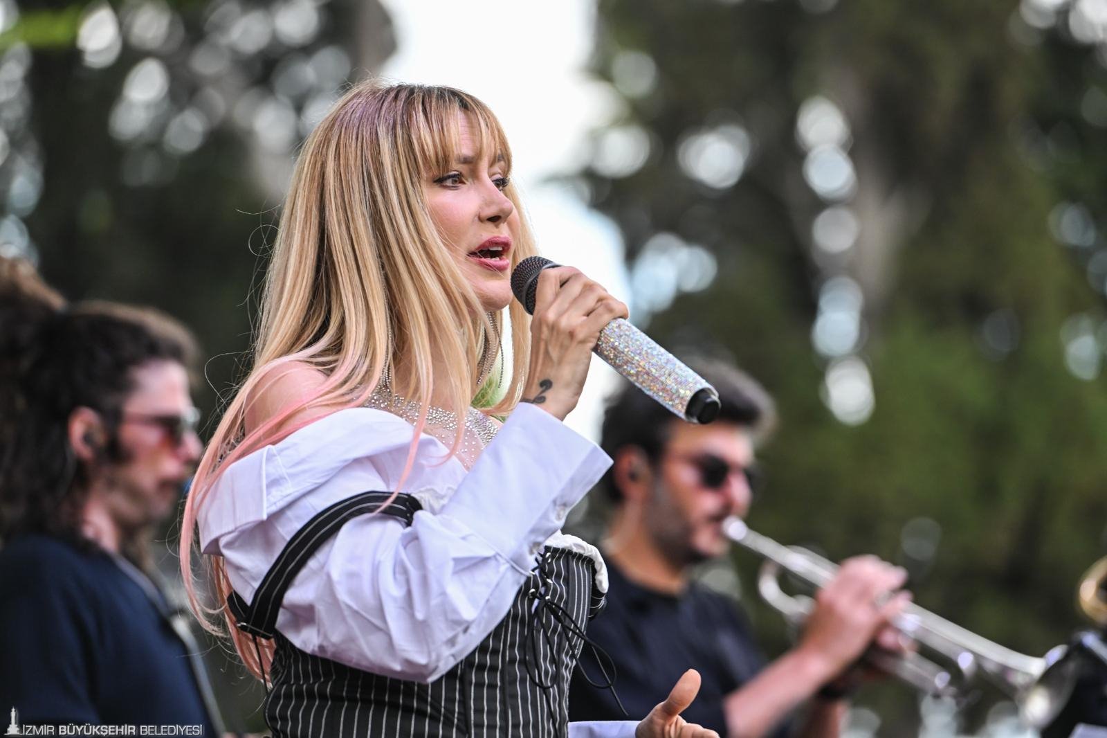 23 Nisan coşkusu İzmir'i sardı: Neşe Gökçe ile zirve yaptı