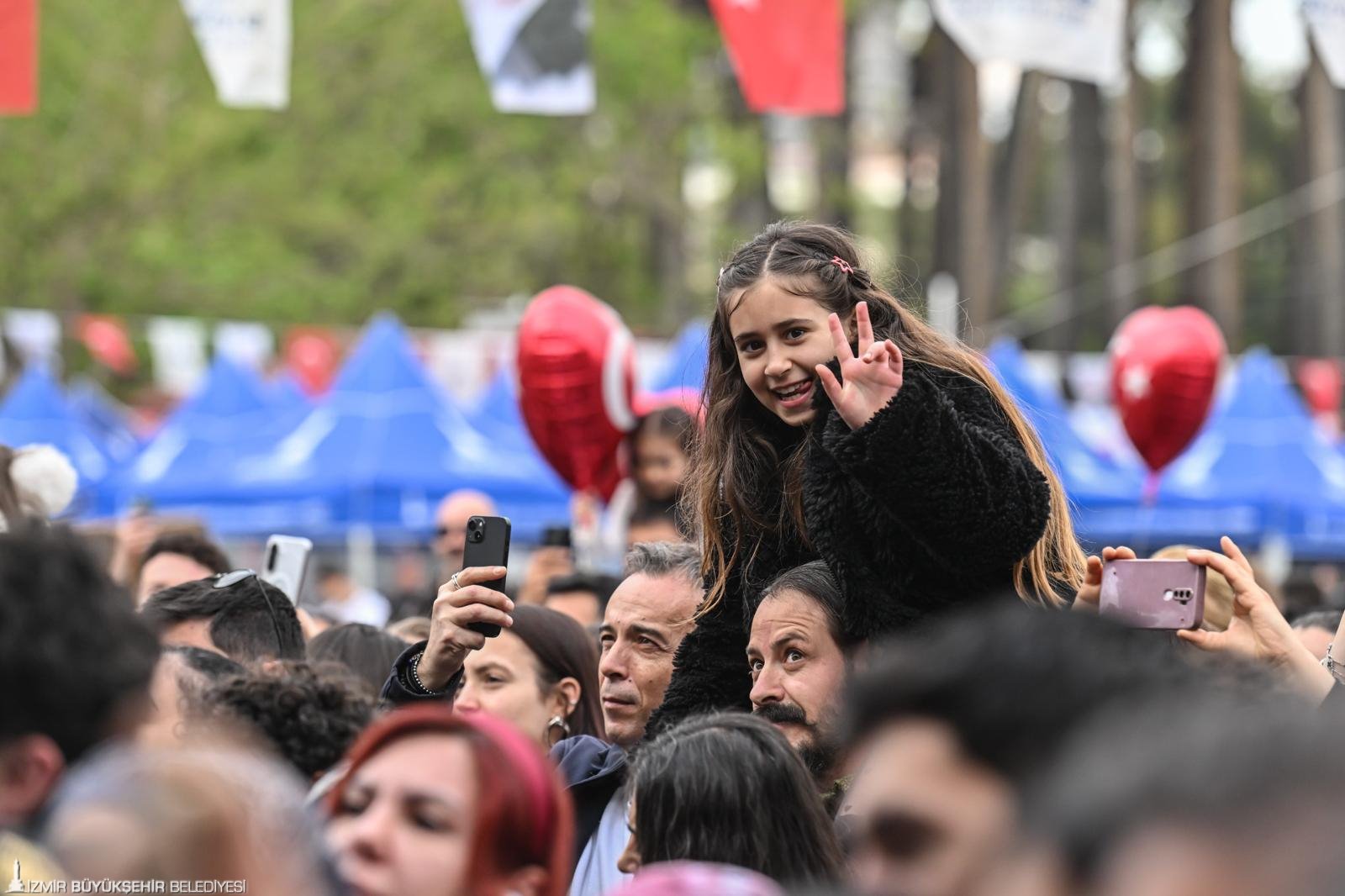 23 Nisan coşkusu İzmir'i sardı: Neşe Gökçe ile zirve yaptı