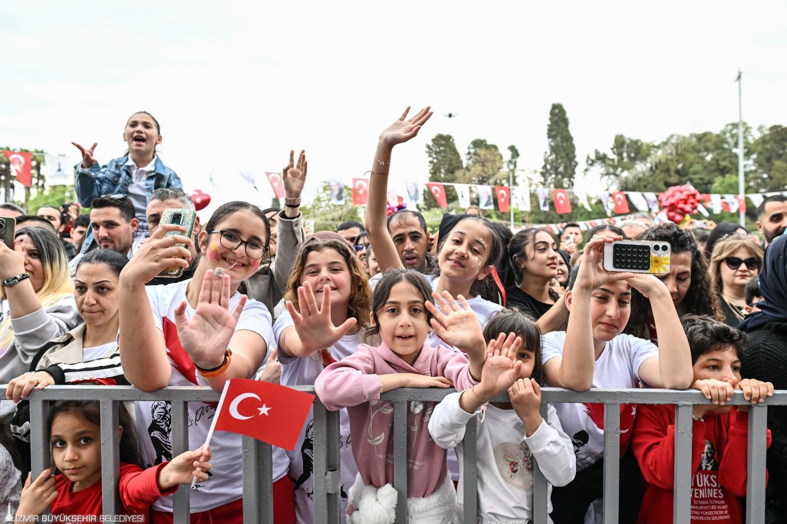 23 Nisan coşkusu İzmir'i sardı: Neşe Gökçe ile zirve yaptı