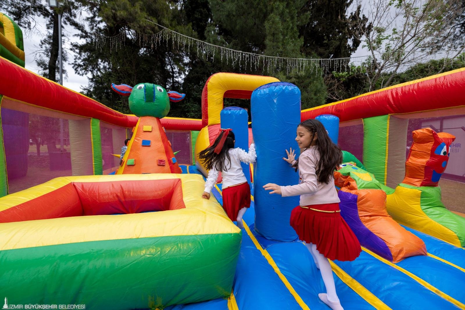 23 Nisan coşkusu İzmir'i sardı: Neşe Gökçe ile zirve yaptı