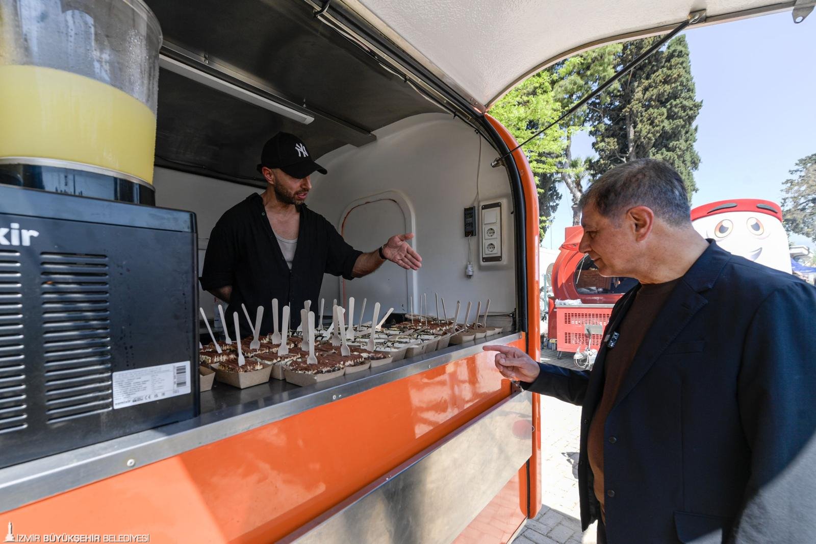 Masterchef İzmir'de: Tugay ocağın başına geçti, İzmirlilere ikramlarda bulundu