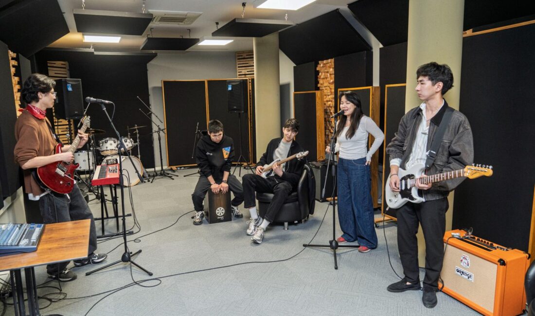 İzmir’de öğrenim gören Kazak öğrencilerden kurulu SAİKESTİK grubu, Stüdyo Kültürpark’ta