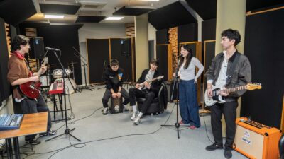 İzmir’de öğrenim gören Kazak öğrencilerden kurulu SAİKESTİK grubu, Stüdyo Kültürpark’ta