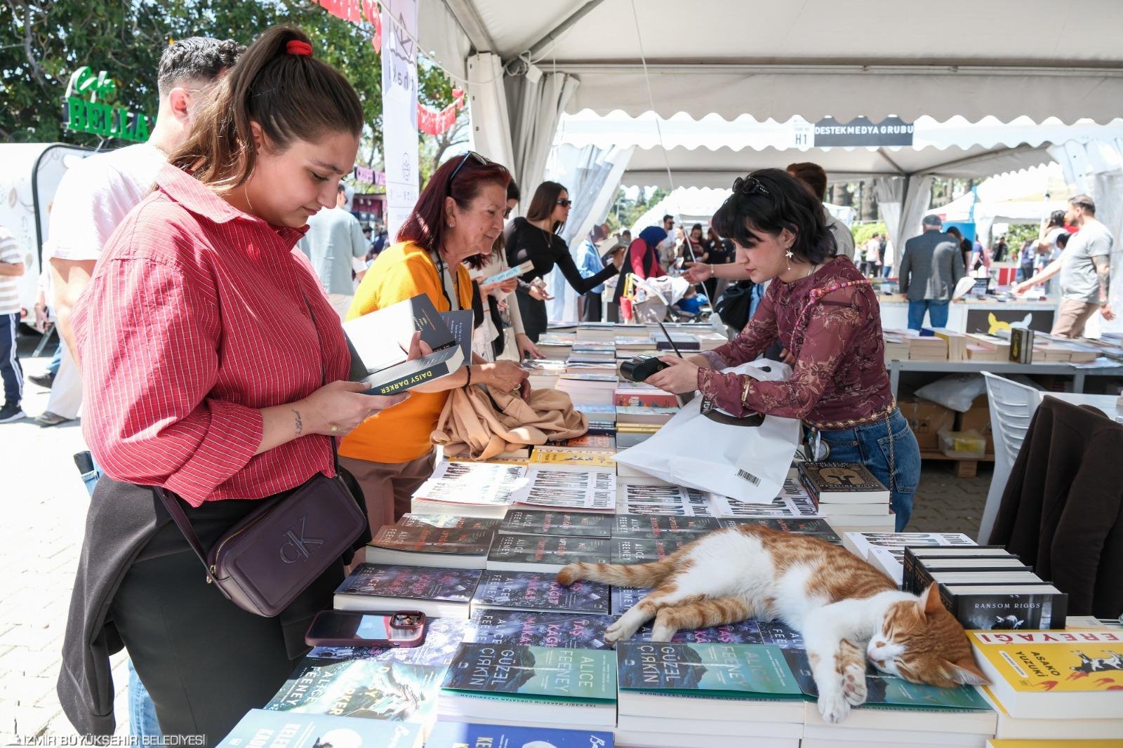 İZKİTAP’ta muhteşem final: Everest’in zirvesinden Cumhuriyet’in ışığına!