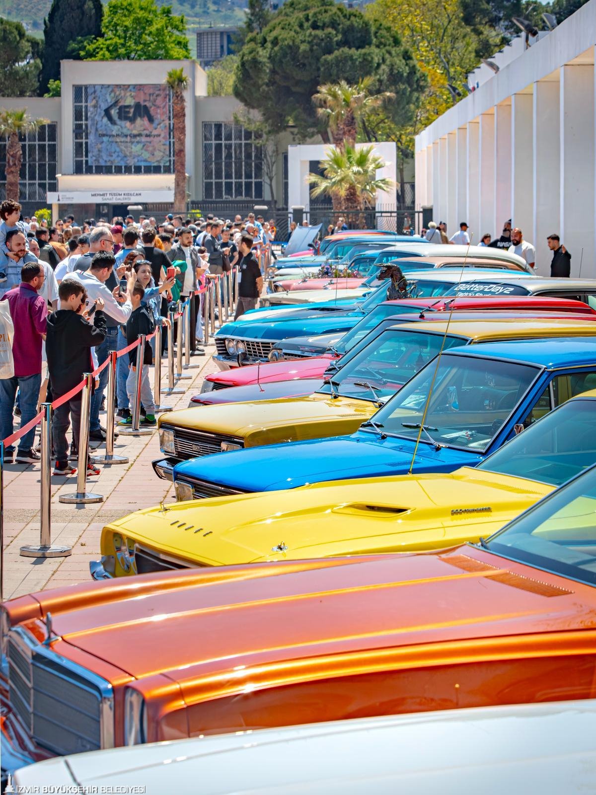 Kültürpark’ta nostalji rüzgârı: 61 otomobil zaman yolculuğuna çıkardı!