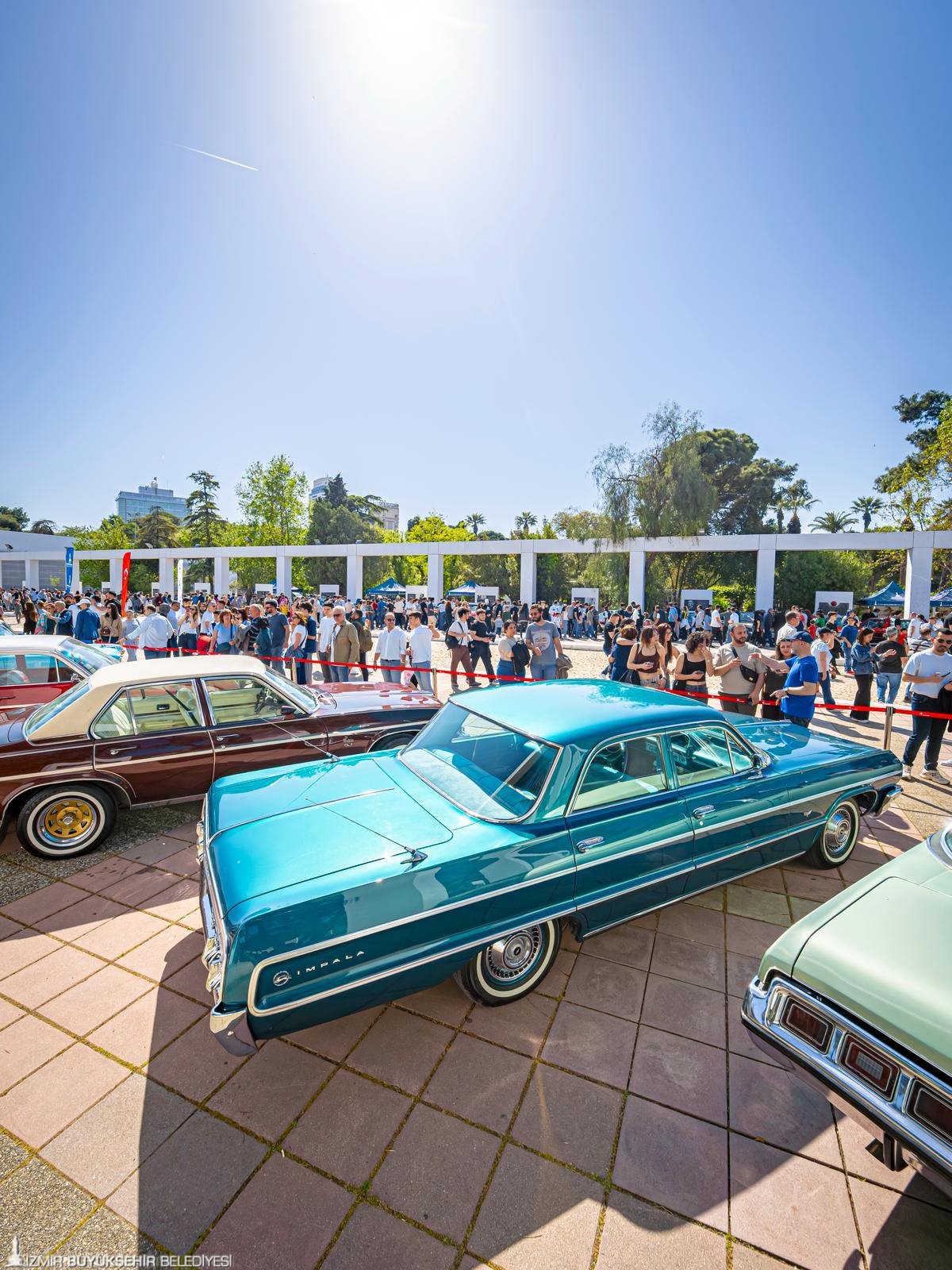 Kültürpark’ta nostalji rüzgârı: 61 otomobil zaman yolculuğuna çıkardı!