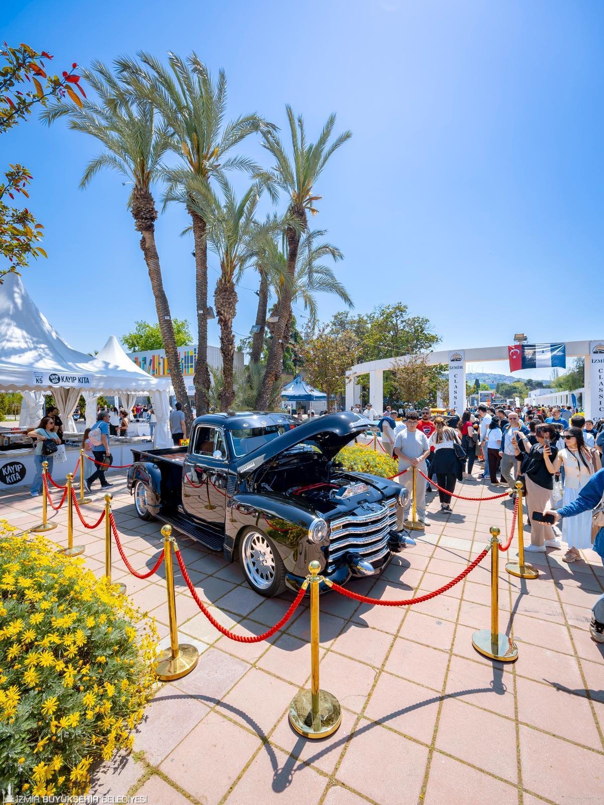 Kültürpark’ta nostalji rüzgârı: 61 otomobil zaman yolculuğuna çıkardı!