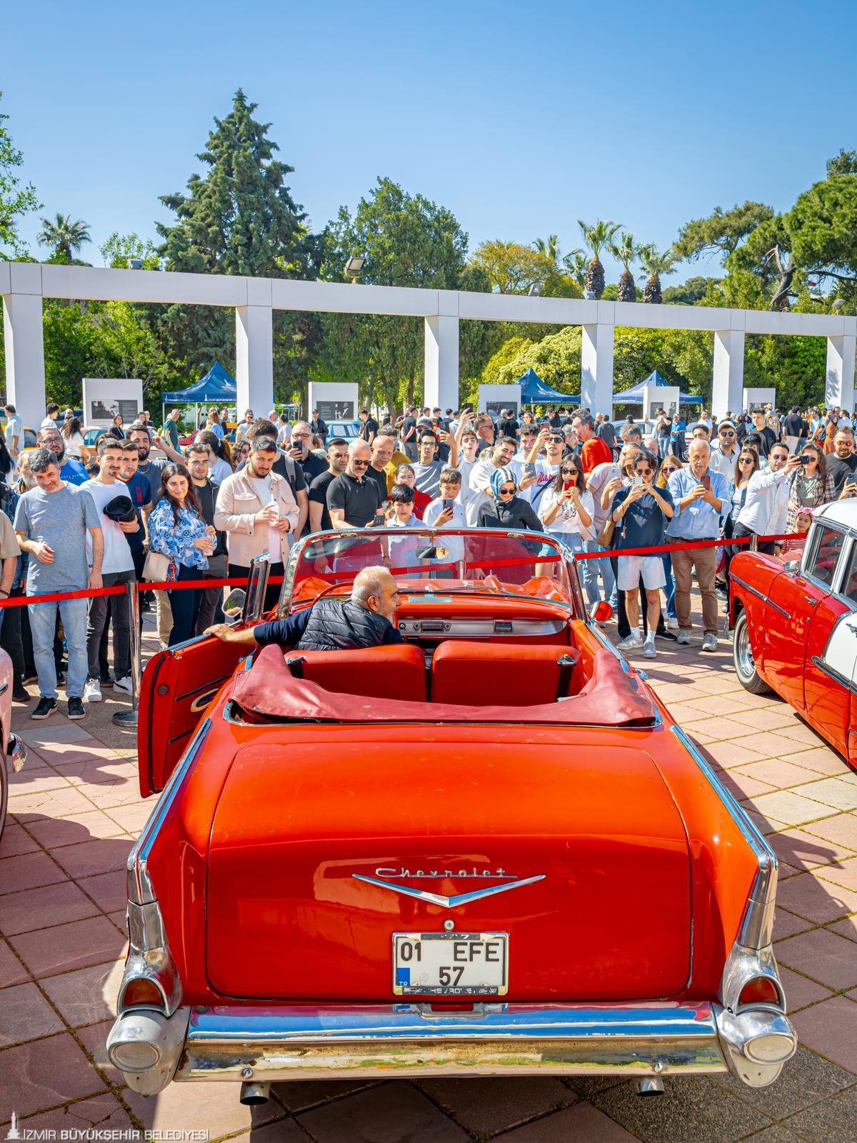 Kültürpark’ta nostalji rüzgârı: 61 otomobil zaman yolculuğuna çıkardı!