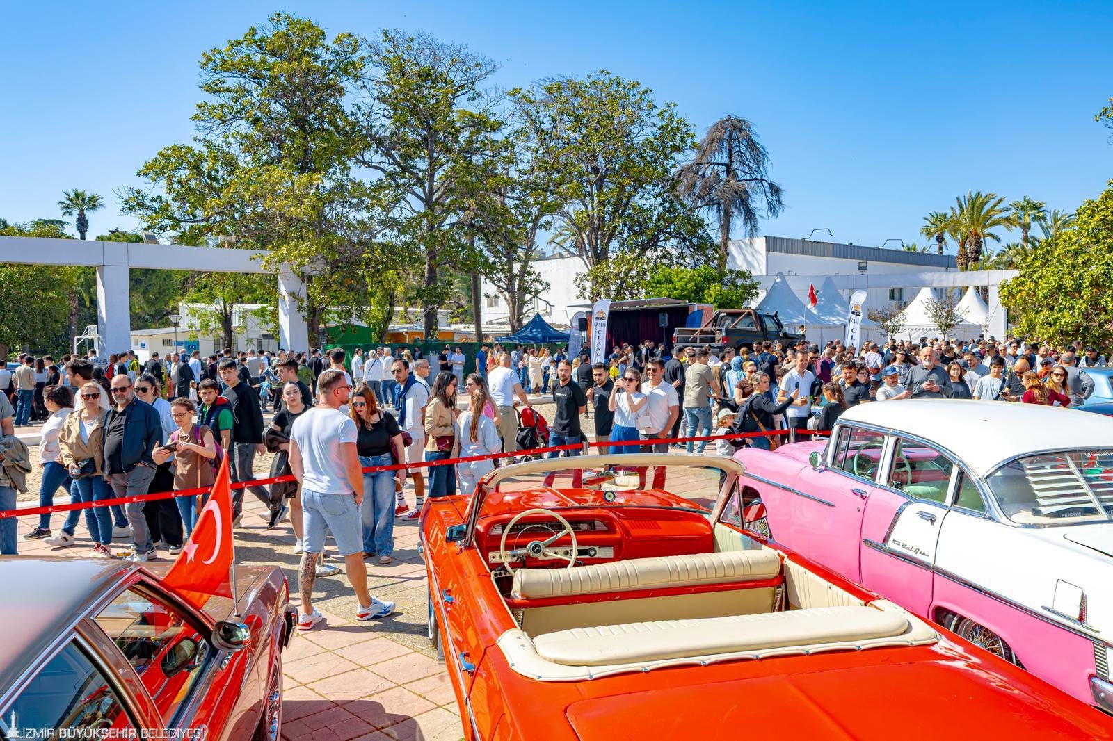 Kültürpark’ta nostalji rüzgârı: 61 otomobil zaman yolculuğuna çıkardı!