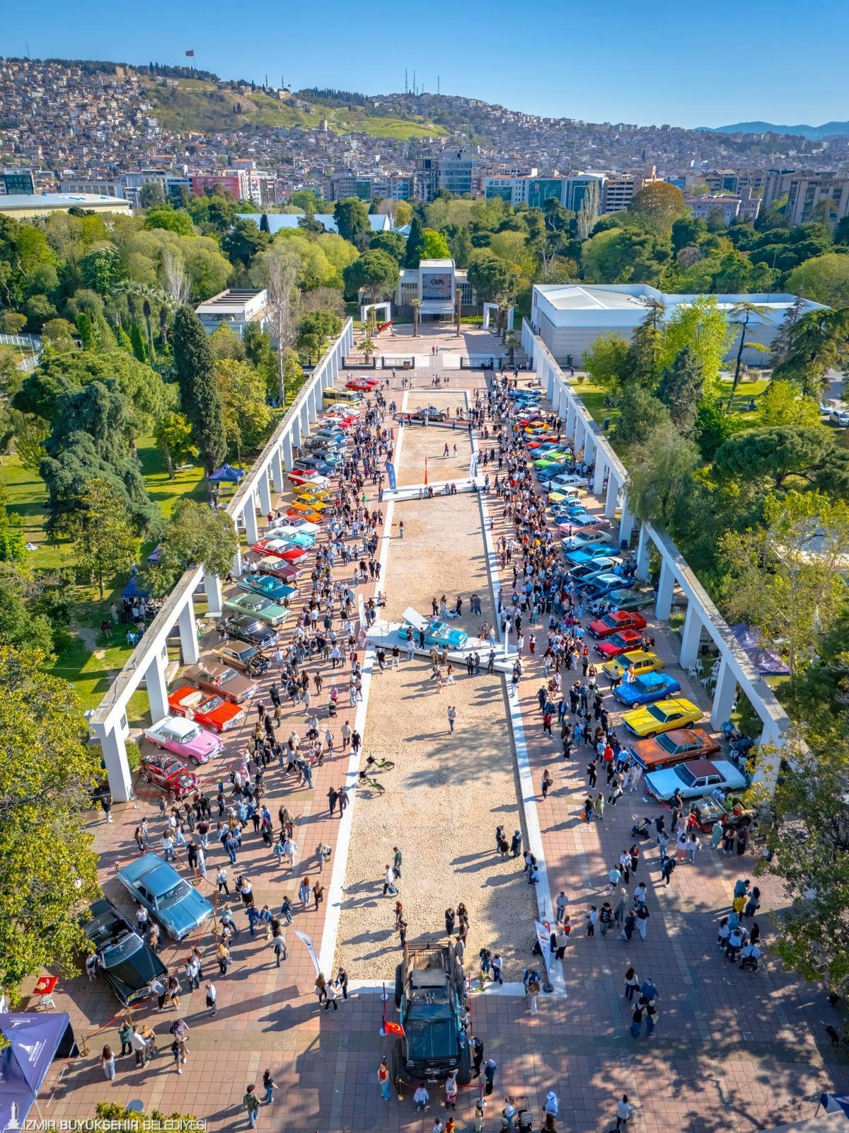 Kültürpark’ta nostalji rüzgârı: 61 otomobil zaman yolculuğuna çıkardı!