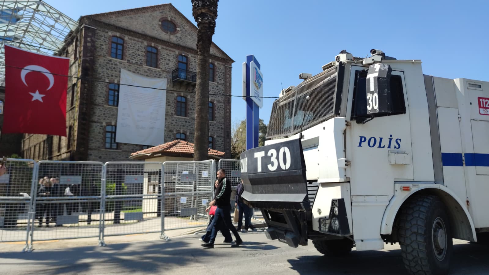 Meslek Fabrikası’nın abluka altına alınmasına tepki: “Ne muradınız varsa Elektrik Fabrikası’nda yapalım”