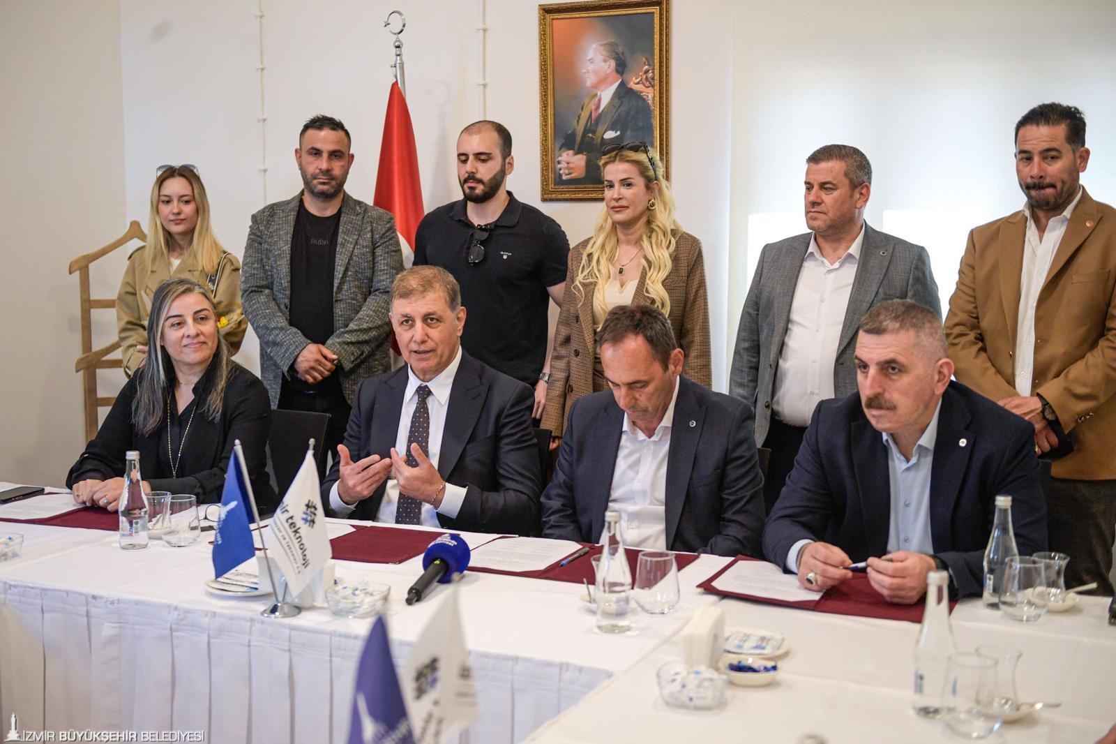 Büyükşehirde 1 Mayıs öncesi işçiye 'çifte bayram': İZBAN'dan sonra İZTEK'de TİS imzası atıldı