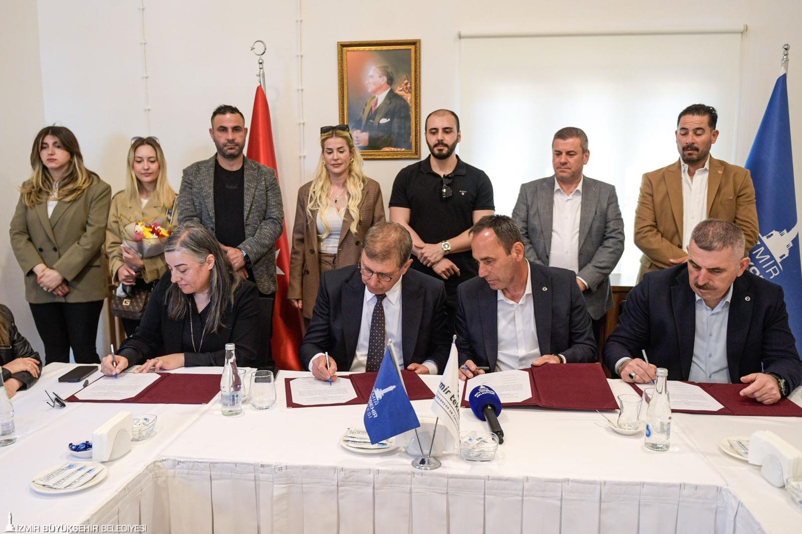 Büyükşehirde 1 Mayıs öncesi işçiye 'çifte bayram': İZBAN'dan sonra İZTEK'de TİS imzası atıldı