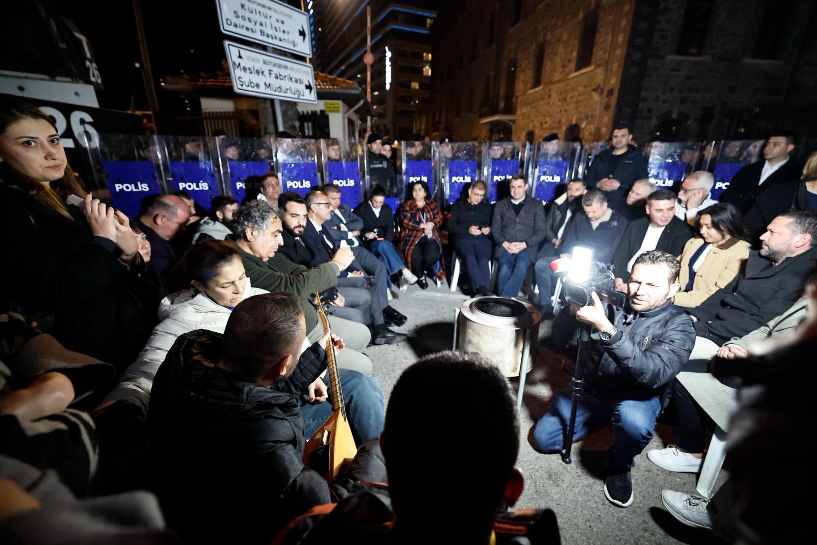 Özel'den Meslek Fabrikası nöbetine destek: Genel Merkezden 'direniş' çıkarması 2 Özel'den Meslek Fabrikası nöbetine destek: Genel Merkezden 'direniş' çıkarması