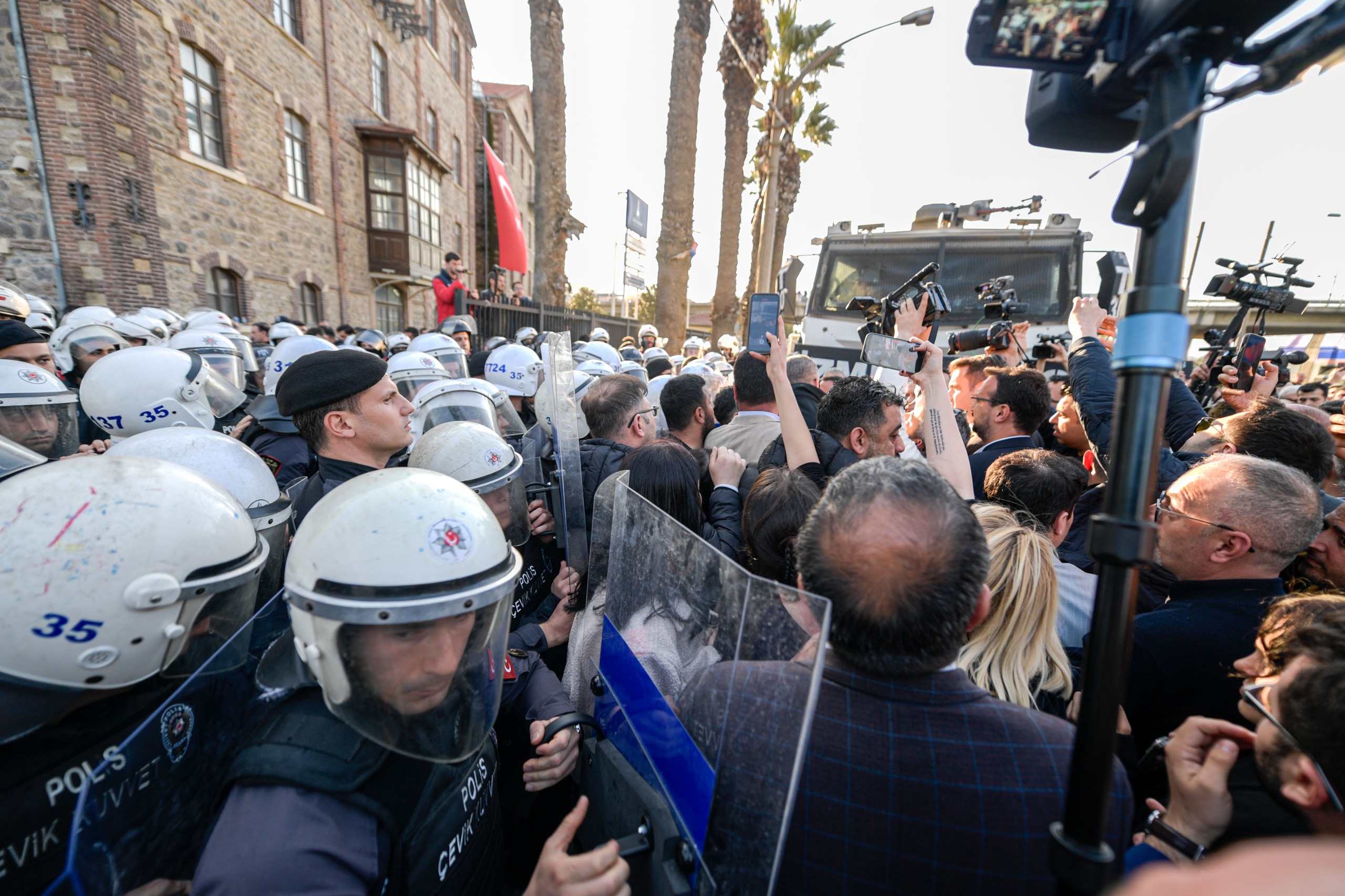 Cemil Tugay Meslek Fabrikası'na koştu: Slogan ve alkışlarla karşılandı 2 Cemil Tugay Meslek Fabrikası'na koştu: Slogan ve alkışlarla karşılandı