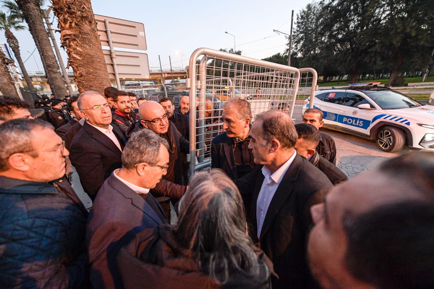 İzmir’de şafak operasyonu! Başkan Tugay zirveyi bıraktı, İzmir’e dönüyor: “Bu bir utanç vakasıdır!”