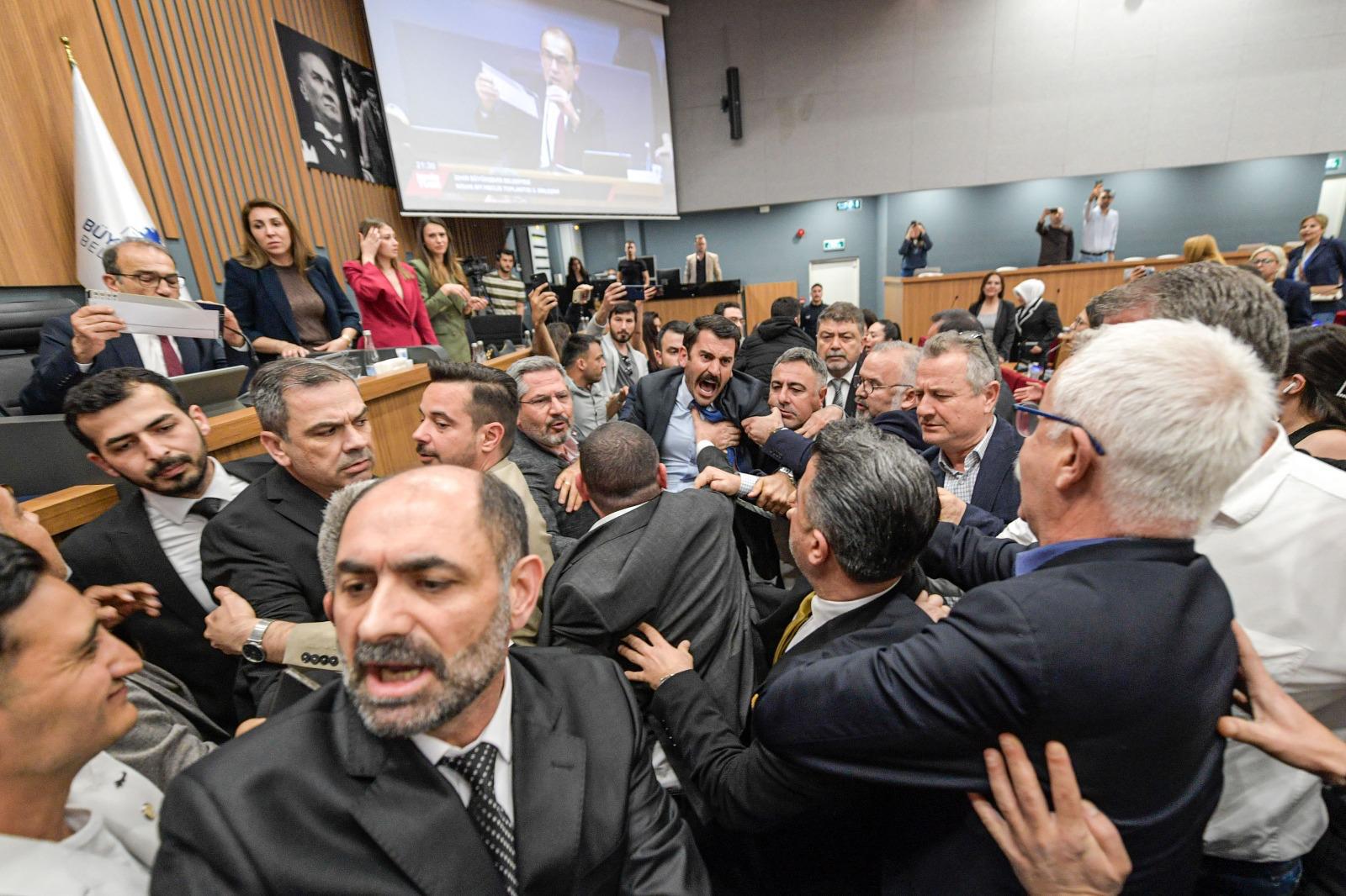 İzmir Meclisi'nde arbede: Yeterlilik önergesi sonrası yumruklar havada uçuştu
