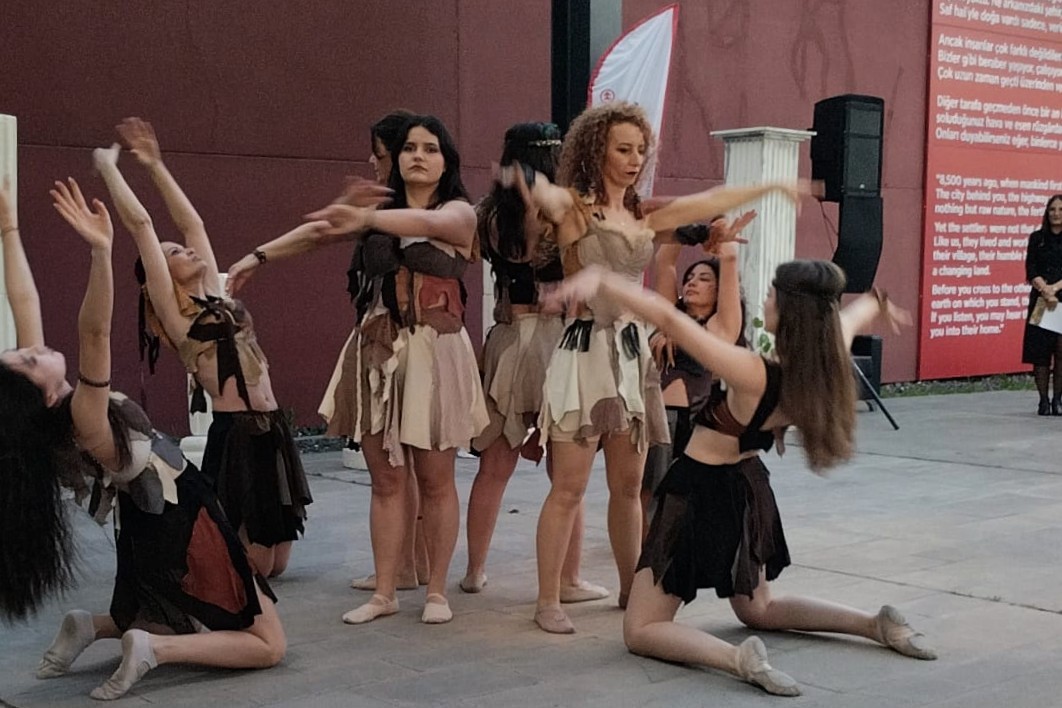 Yeşilova Höyüğü’nde Antikçağ filozofları günümüzle buluştu 3 Yeşilova Höyüğü’nde Antikçağ filozofları günümüzle buluştu