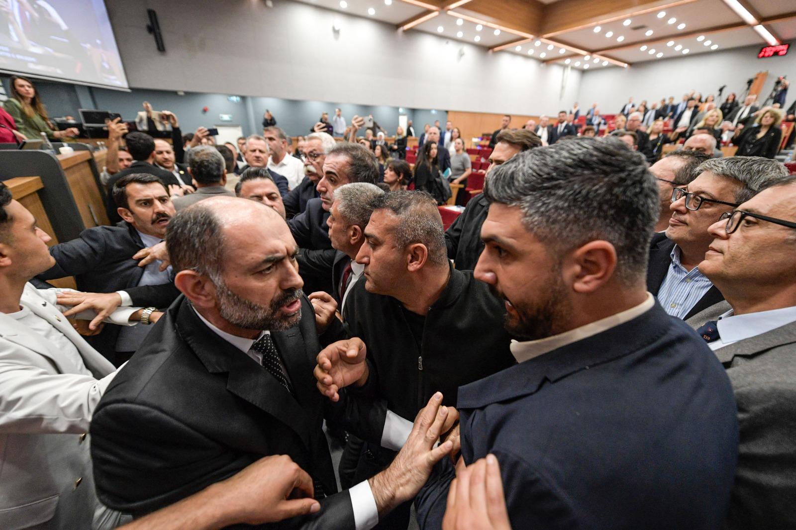 İzmir Meclisi'nde arbede: Yeterlilik önergesi sonrası yumruklar havada uçuştu