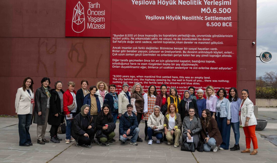 "Dijital Torun" projesiyle yaşlı vatandaşlar akıllı telefon kullanımını gençlerden uygulamalı