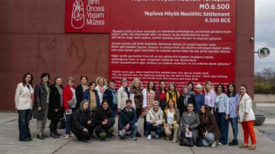 "Dijital Torun" projesiyle yaşlı vatandaşlar akıllı telefon kullanımını gençlerden uygulamalı