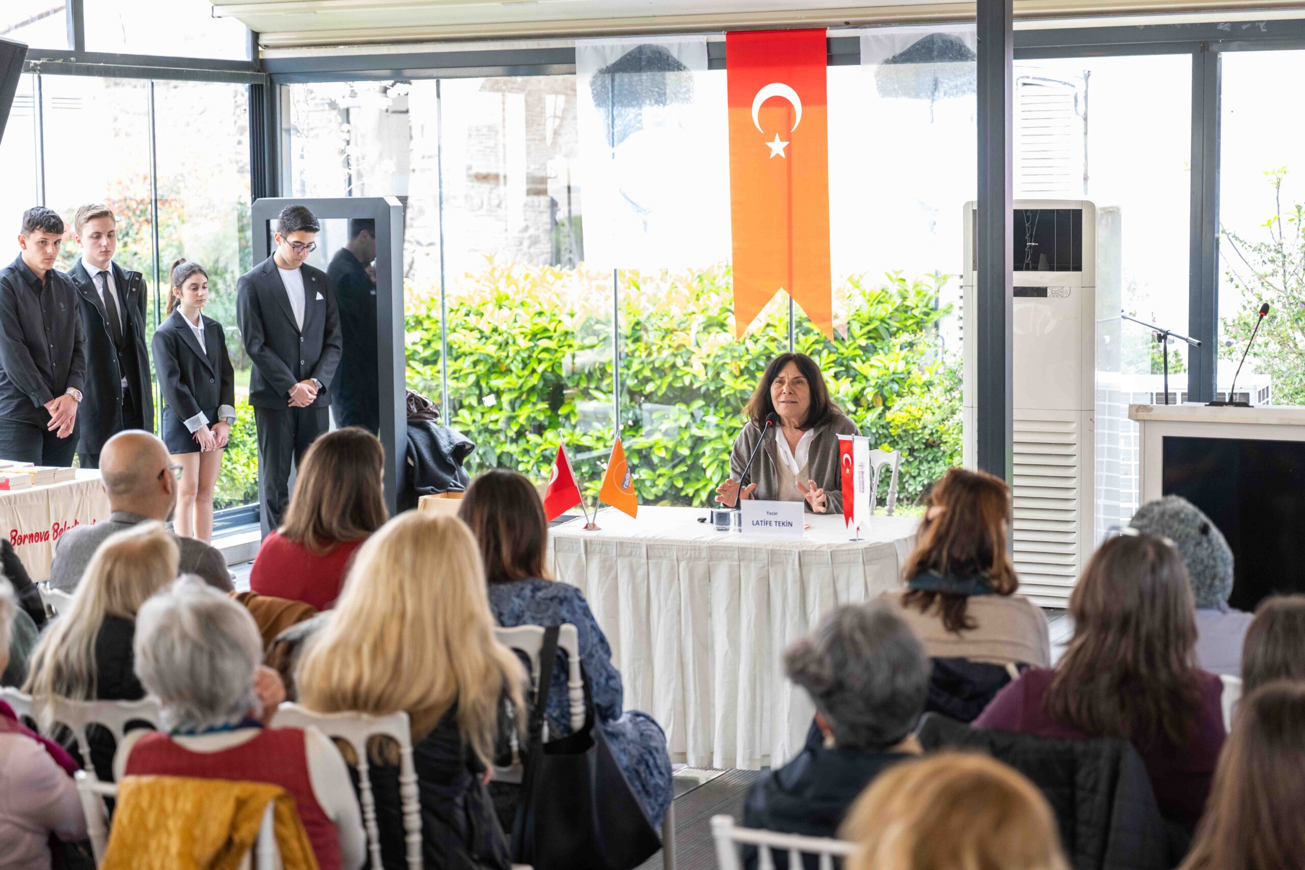 Latife Tekin Bornova’da gençlerle buluştu 1 Latife Tekin Bornova’da gençlerle buluştu