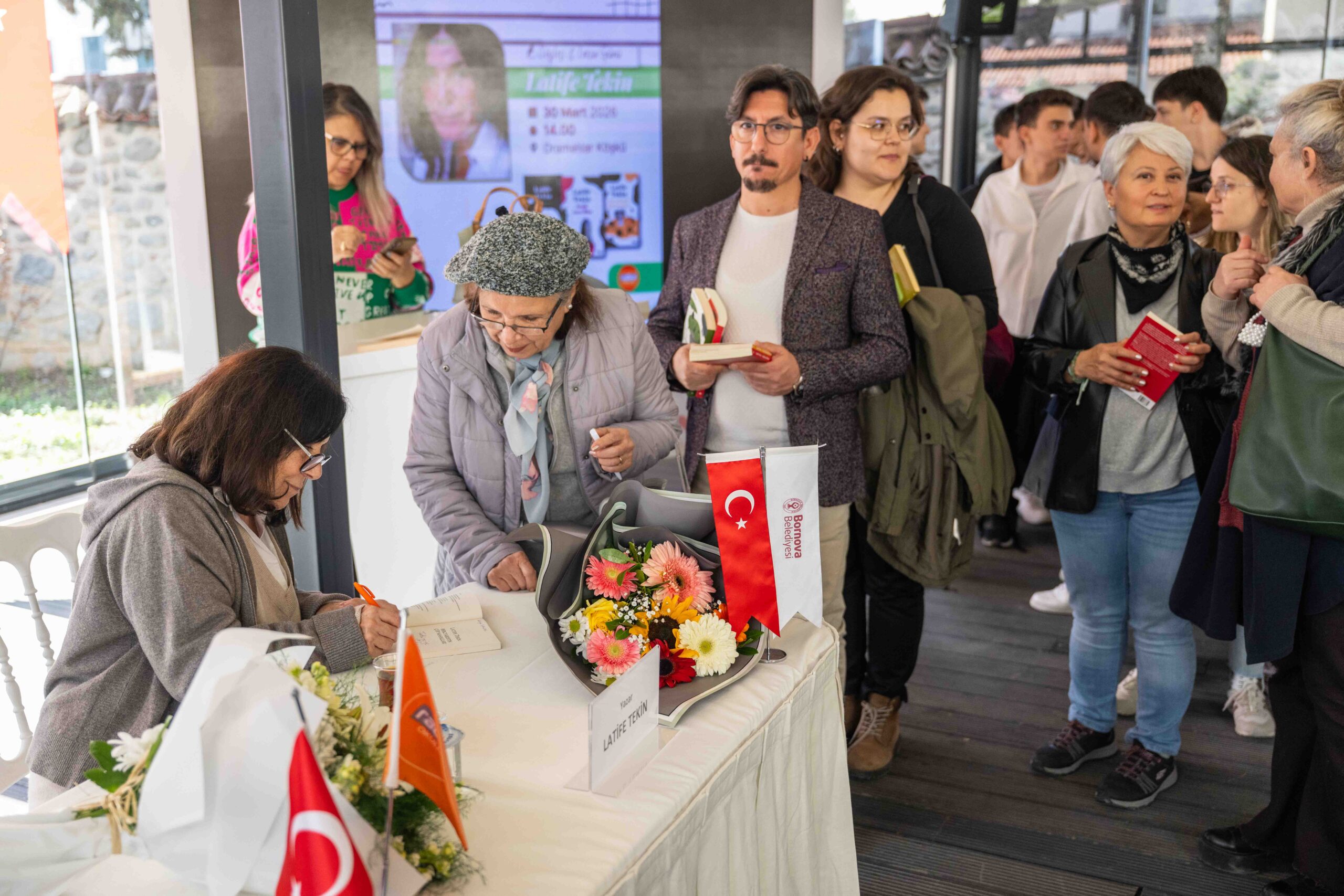 Latife Tekin Bornova’da gençlerle buluştu 2 Latife Tekin Bornova’da gençlerle buluştu