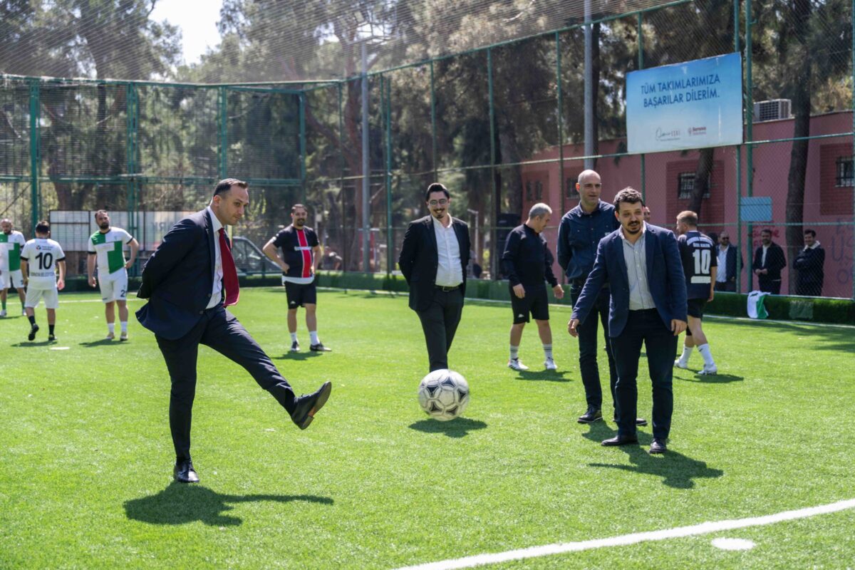 Bornova’da dev turnuva santra ile başladı: Başkan Ömer Eşki sahaya indi!