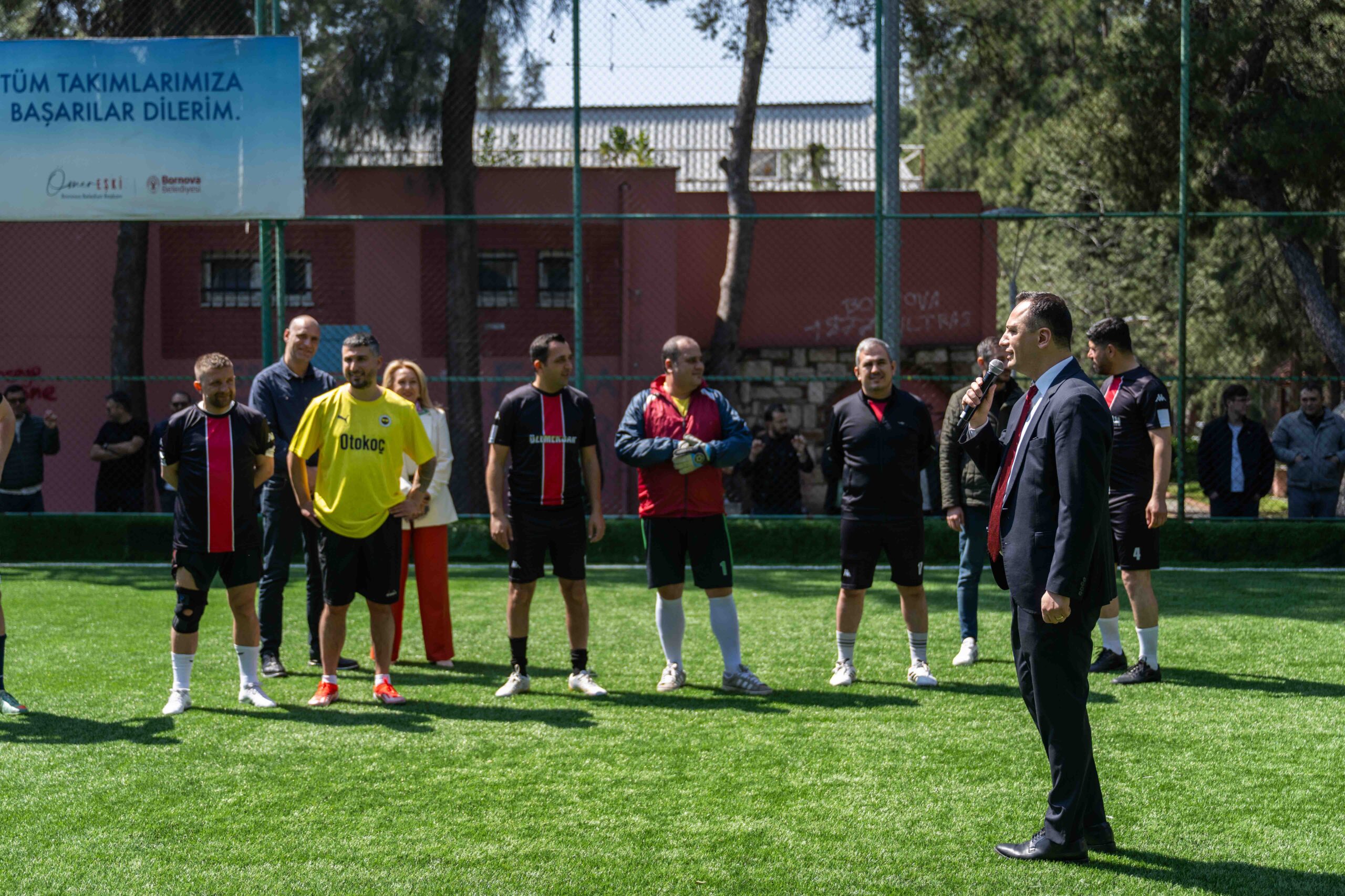 Bornova’da dev turnuva santra ile başladı: Başkan Ömer Eşki sahaya indi! 2 Bornova’da dev turnuva santra ile başladı: Başkan Ömer Eşki sahaya indi!
