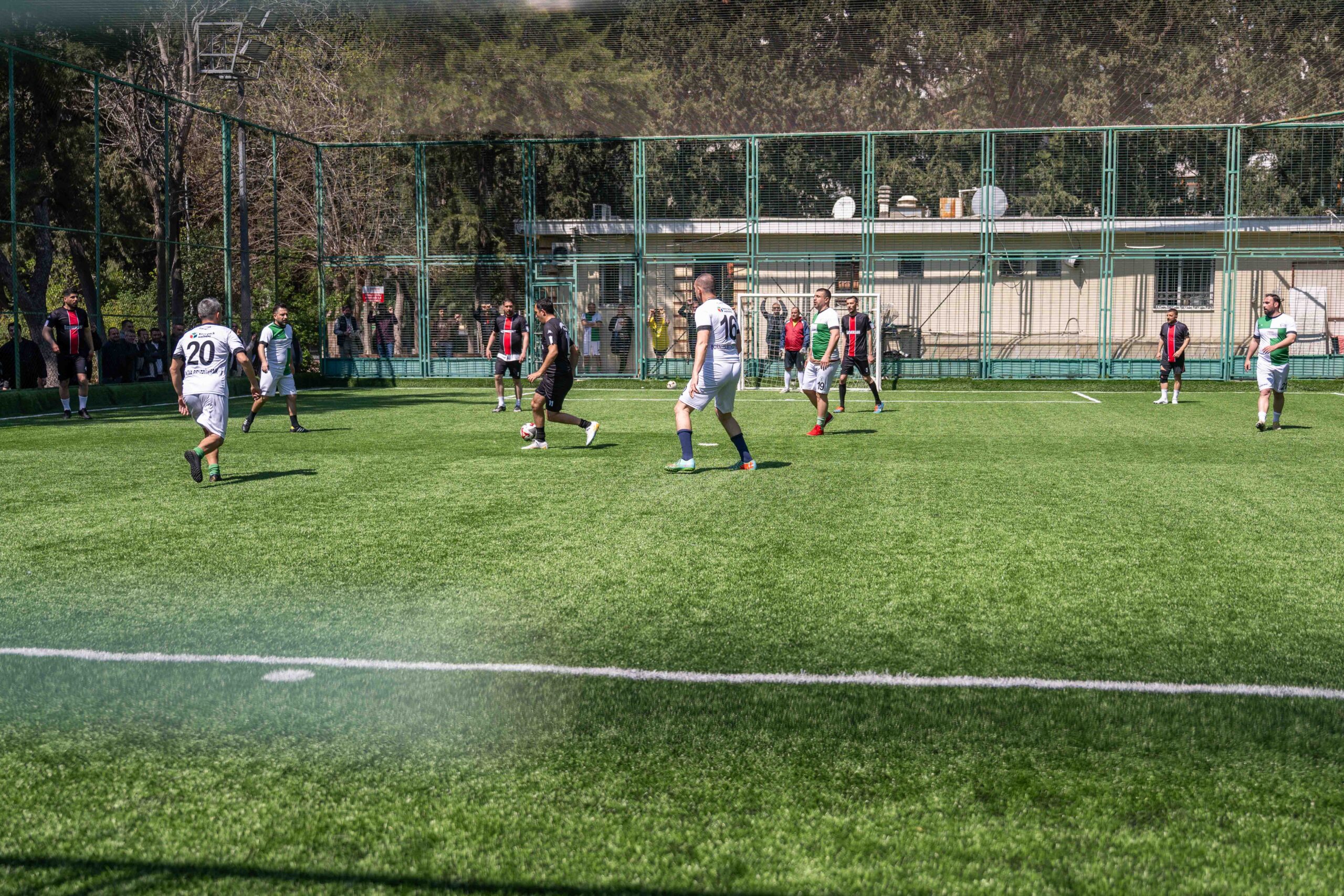 Bornova’da dev turnuva santra ile başladı: Başkan Ömer Eşki sahaya indi! 3 Bornova’da dev turnuva santra ile başladı: Başkan Ömer Eşki sahaya indi!