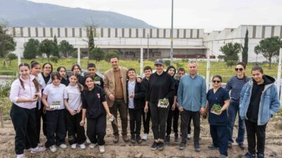Yaz sezonunu domates, biber ve patlıcan fideleriyle karşılayan Bornova Belediyesi,