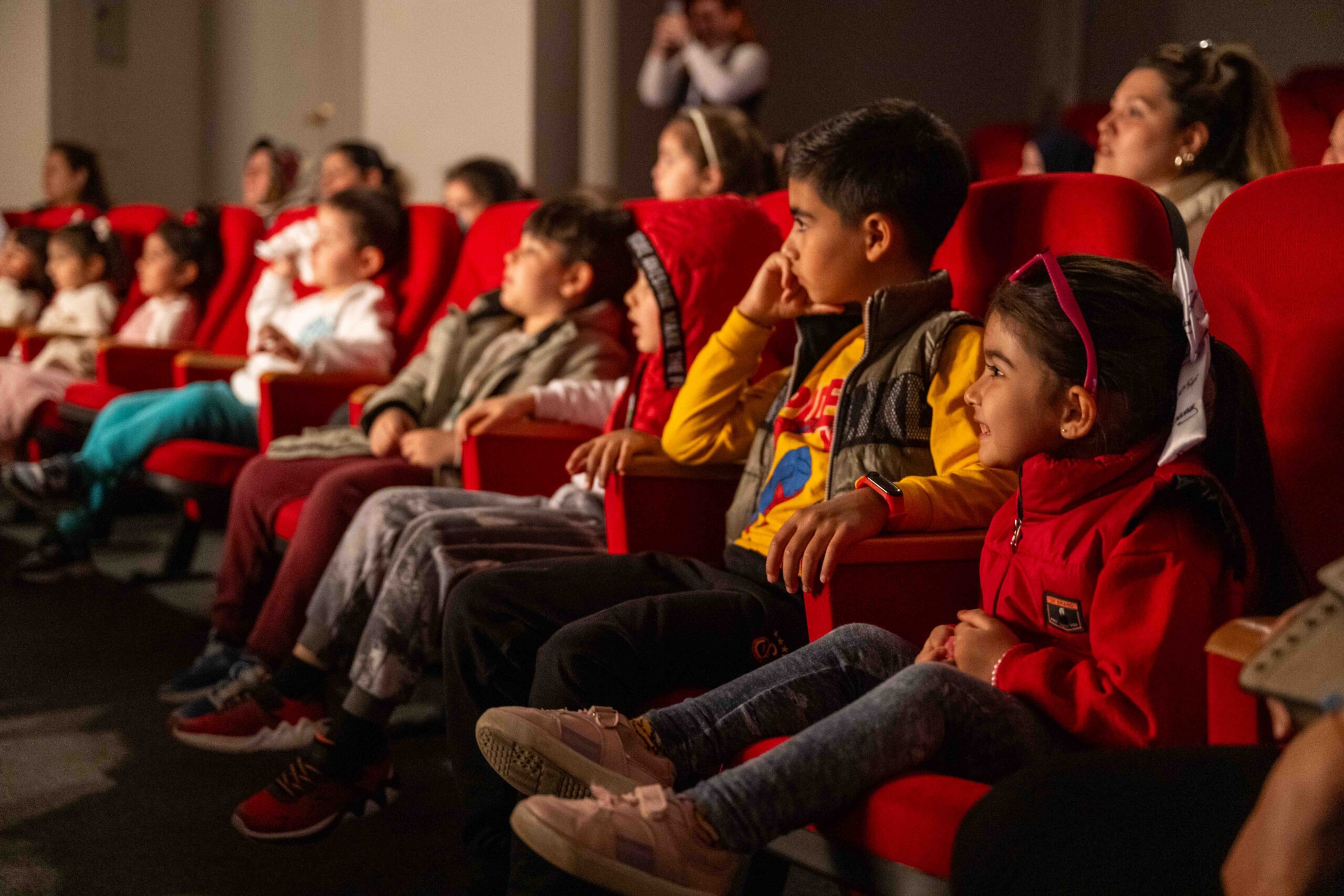 Bornova’da çocuk tiyatrosuna yoğun ilgi: İki renkli oyun sahnedeydi