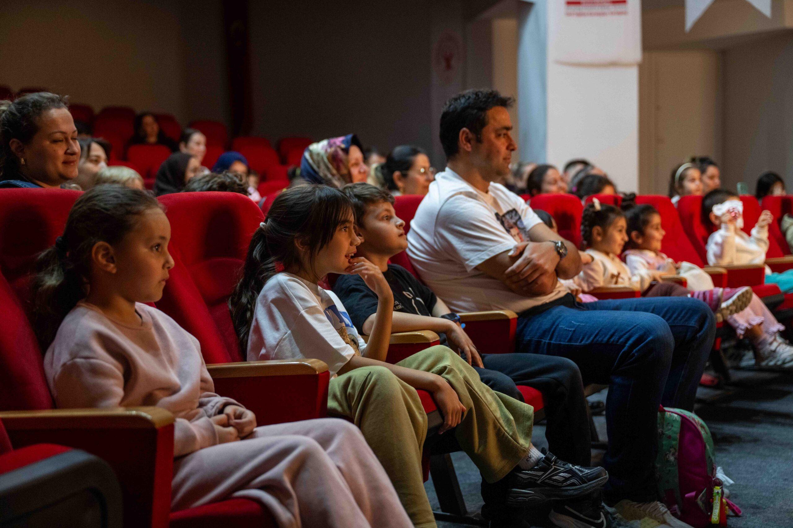 Bornova’da çocuk tiyatrosuna yoğun ilgi: İki renkli oyun sahnedeydi
