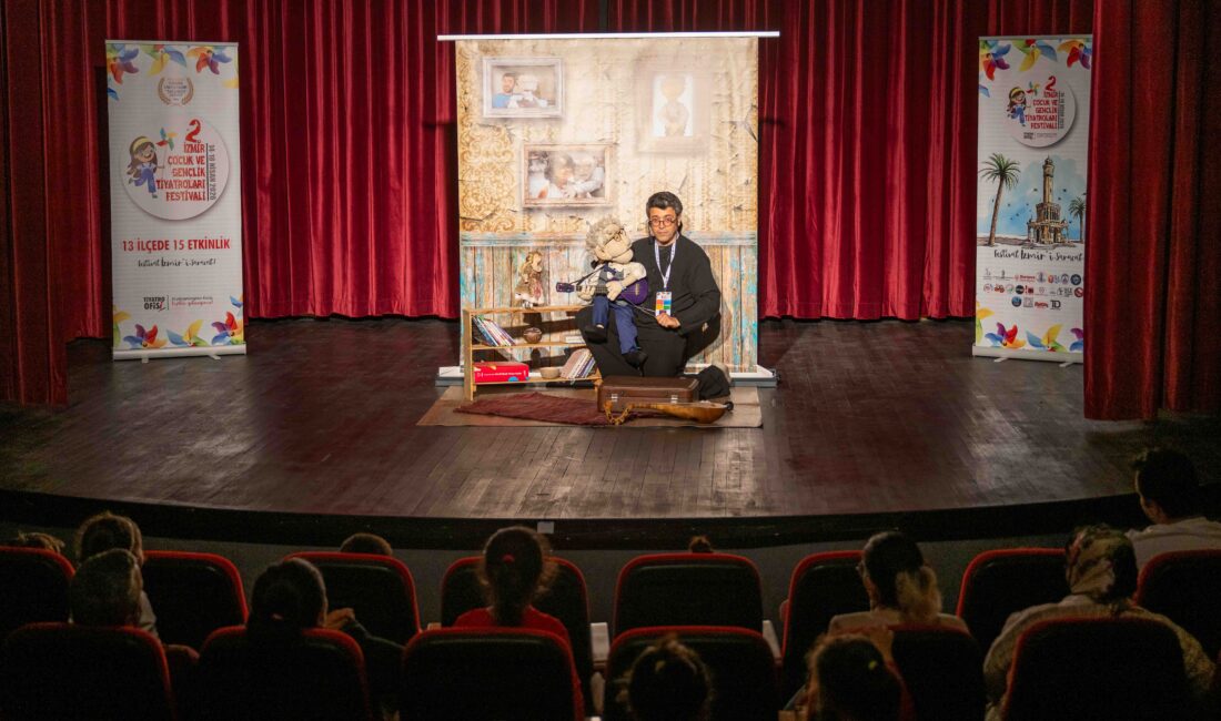 İzmir Çocuk ve Gençlik Tiyatroları Festivali kapsamında sahnelenen oyunlar, minik
