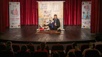 İzmir Çocuk ve Gençlik Tiyatroları Festivali kapsamında sahnelenen oyunlar, minik