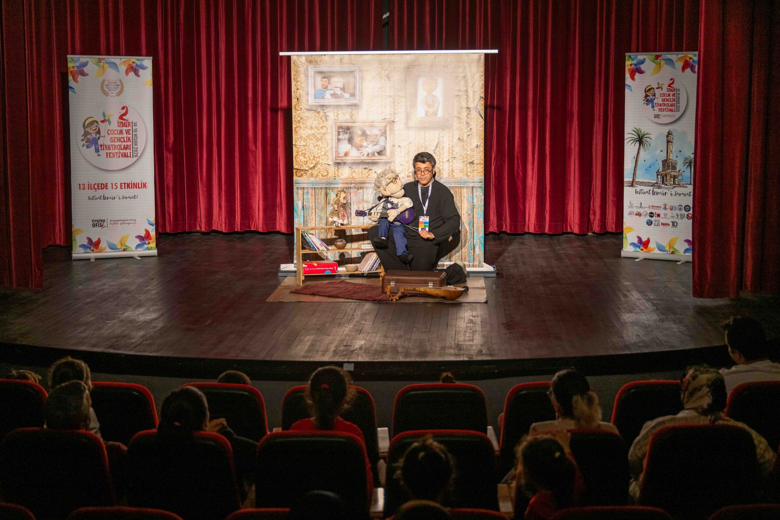 İzmir Çocuk ve Gençlik Tiyatroları Festivali kapsamında sahnelenen oyunlar, minik